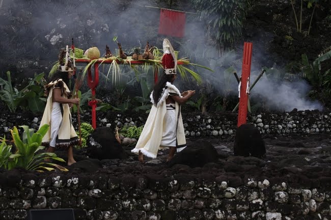 The mysterious «tahu’a», Polynesian priests